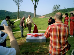 The poets Yu Jian and Mo Mo unveil a plaque celebrating the relationship between poetry and real estate at the Lushan Villas complex in Changsha, Hunan, June 2006.